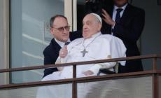 Papa Francesco si affaccia alla finestra del Gemelli e saluta la folla, poi torna in Vaticano - Foto 