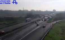 A1, maxitamponamento all'altezza di Reggio Emilia (km140): una decina di auto coinvolte, molte di queste distrutte. Non ci sono feriti
