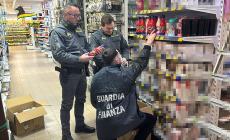 Sequestrati oltre 1300 prodotti non sicuri in un negozio cinese a Fidenza, multa al titolare