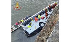 Pullman turistico investe tre donne e finisce nel Po a Torino: morto l'autista. Stava andando a prendere una scolaresca - Foto Video