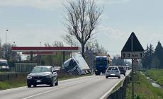 Camion fuori strada in direzione Colorno, disagi sull'Asolana - Video
