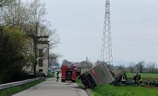 Camion fuori strada, chiuso un tratto di via Martiri della Liberazione vicino alla tangenziale nel primo pomeriggio 