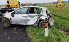 Auto "impazzita" sull'A1, si ribalta e finisce oltre il guard rail in un campo: un ferito 