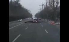 Voragine a Seoul inghiotte motociclista - Video
