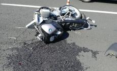 Auto falcia cinque moto sulla Gardesana, un ferito grave