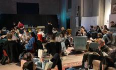 &laquo;Molla il cellulare e leggi con noi&raquo;. Tutti pazzi per il Silent book party  