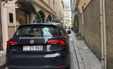 Sfonda la vetrina di un ristorante del centro e ruba 500 euro dalla cassa ma viene incastrato dalle telecamere: denunciato 30enne 