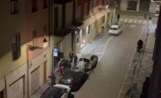 Maxi rissa in via XX settembre ieri sera: botte e calci in mezzo alla strada - Video