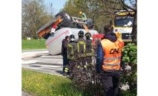 Autocisterna ribaltata sulla rotatoria, strada chiusa