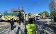 Tre auto incastrate nel passaggio a livello di via Venezia, la segnalazione del sindaco Cesari - Foto