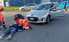 Ciclista investito da un'auto mentre attraversa la strada