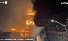 Incendio a Parigi, domate le fiamme - Video
