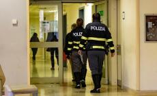 Armato di una spranga di ferro e un paio di forbici tenta di scassinare una macchinetta al Maggiore, poi "lotta" con una guardia: denunciato