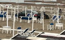 Forte dei Marmi, la stagione (alle porte) parte come era finita: auto si insabbia sulla spiaggia "colpa del navigatore" - Video