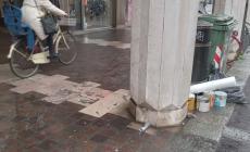 Rifiuti abbandonati in via Mazzini - Foto