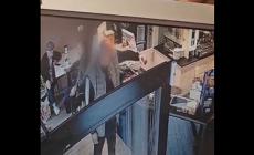 Ladro di mance in azione al bar Bijoux, ma la videocamera lo "incastra" - Video