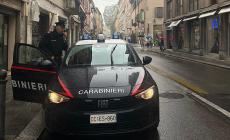 Alzano una grata del marciapiede e si intrufolano in un bar di via Garibaldi: rubano 300 euro dal registratore di cassa. Denunciati due stranieri