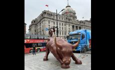 A Shanghai "Charging Bull" due volte più grande, 6 tonnellate contro le 3 dell'originale