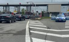 Lavori per sistemare alcune buche, coda al casello di Parma Ovest 