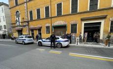 Ruba in un negozio di abbigliamento in centro e fugge: bloccato dalla polizia locale e denunciato