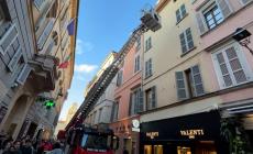 Via Farini: cadono calcinacci, intervento dei vigili del fuoco - Video 