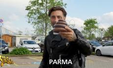 Brumotti (e Striscia la Notizia) a Parma per amme*dare i "furbetti" del posto auto per disabili