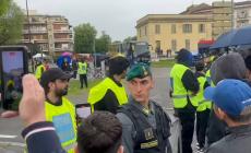 Pioggia di applausi per l'arrivo del pullman del Parma davanti al Tardini - Video