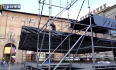 Allestito il palco in piazza Garibaldi per il concerto del 25 aprile - Video