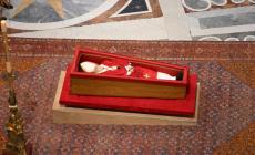 La bara del Papa in basilica a terra, non sul catafalco