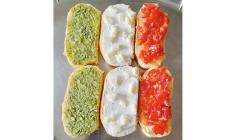 Tempo di bruschette tricolore: basilico, robiola e pomodorini