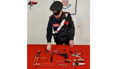 Via Palermo, trovato su un’auto rubata con una pistola scacciacani e un kit completo di arnesi da scasso. 43enne italiano denunciato