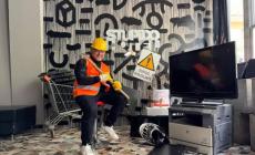 Mazza e casco per spaccare tutto in diretta, lo show in albergo
