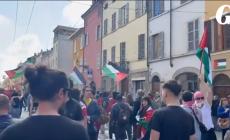 Momenti di tensione al corteo. Urla, insulti e slogan dei Pro Palestina contro il  gruppetto della brigata ebraica - Video