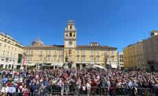 25 Aprile piazza gremita, il giornalista Marco Damilano, oratore ufficiale dal palco  - Foto e video