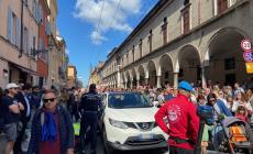 Incidente durante il corteo: donna investita da un'auto in via D'Azeglio