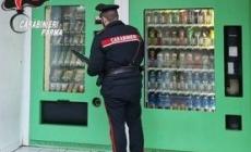 Con una carta di credito appena rubata fa shopping al distributore automatico. Denunciato 21enne straniero