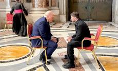 L'incontro (e la foto storica) Trump-Zelensky seduti tra le navate di San Pietro