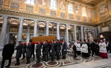 Papa Francesco tumulato in Santa Maria Maggiore - Foto - Video. In 400mila per l'ultimo saluto a Papa Francesco, tra i concelebranti il vescovo Solmi: (Video) "Speriamo che compia il miracolo della pace"