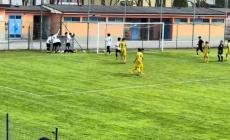 Sta meglio, nessuna conseguenza grave per il calciatore  17 enne che ha sbattuto la testa contro il palo - Il video dell'azione