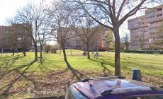 Adescava minorenni nel parco di piazzale Chaplin, tenta di portare via un bambino, prendendolo per mano: denunciato un 30enne