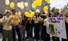 Palloncini gialli in aria per  il saluto commosso del liceo artistico Toschi a Anna Bazzali - Video