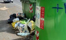 Via Strobel, intorno alla campana del vetro e al contenitore del verde - Foto 