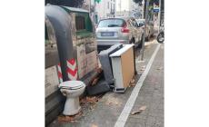 Via Trento,  ancora rifiuti abbandonati in strada - Foto
