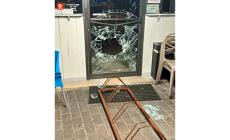 Spaccata notturna  in un bar,  le  guardie giurate  fanno saltare il colpo.  I ladri, feriti, in fuga