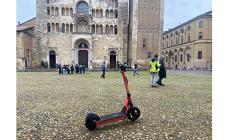 Monopattino da 48 ore parcheggiato in piazza Duomo