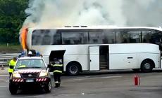 Bus in fiamme sulla Cisa, paura per 25 ragazzi di una scolaresca lombarda - Video