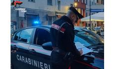 Le ruba il portafogli al supermercato e con la carta di credito si compra uno smartphone: trovato e denunciato il ladro