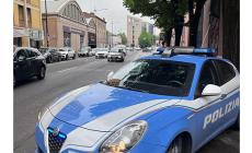 In fuga dalla polizia su un'auto rubata e senza patente. Folle inseguimento nel cuore della notte dai viali al centro: arrestato