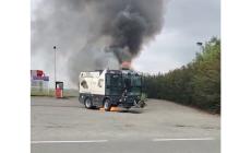 Va a fuoco una cucina in un appartamento a Fidenza, in mattinata a Baganzola una spazzatrice in fiamme : vigili del fuoco al lavoro - Video