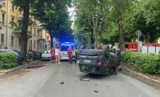 Incidente in viale Vittoria, tre auto coinvolte, una si è ribaltata in mezzo alla strada, traffico bloccato - Foto